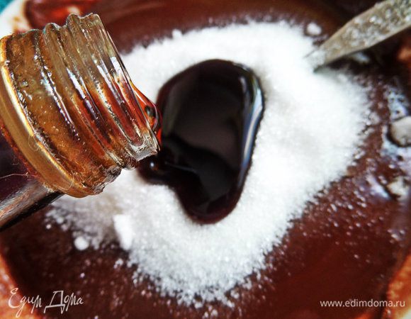 Примерно 3 ст. л. сиропа вливаем.