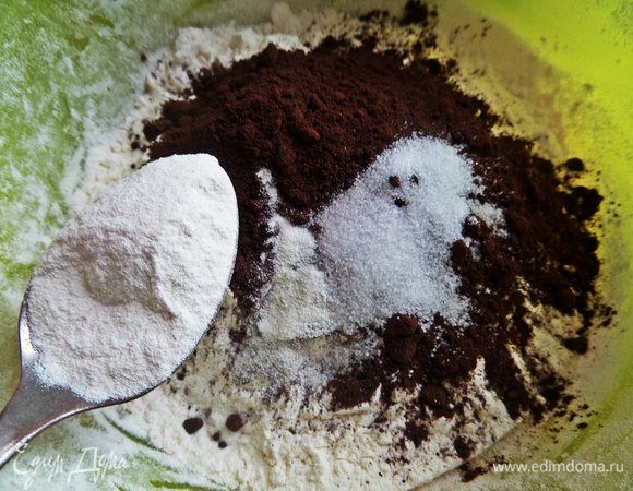 Отдельно смешиваем сухие ингредиенты. Если боитесь так много соли, то для начала добавьте треть ложечки.