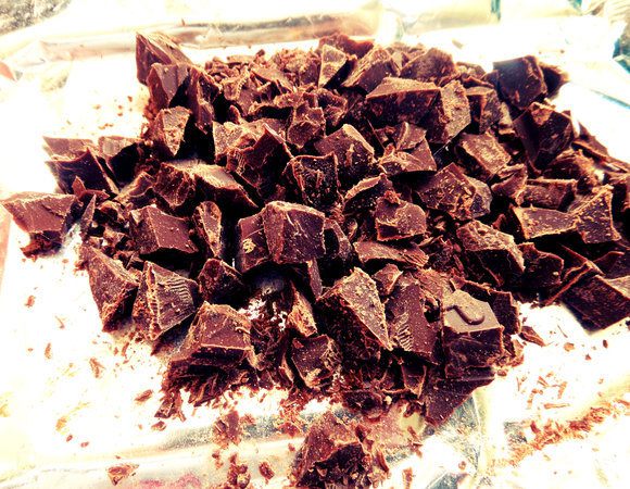 Шоколад (50%) теперь уже мелко нарубить (но не в крошку). Идея! Если взять шоколад с орешками, то и начинка станет богаче :)