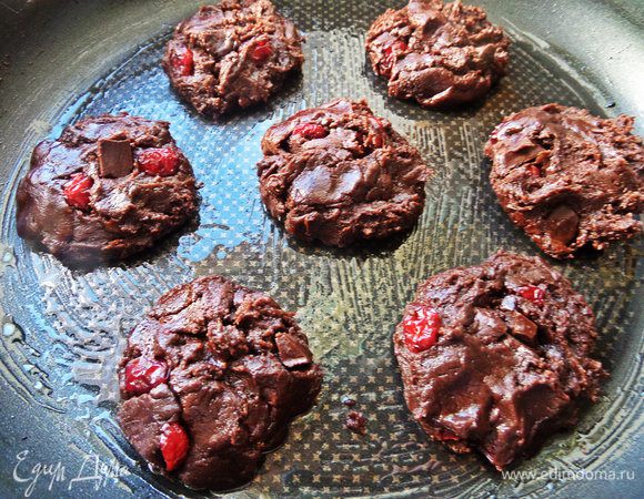 Смазываем тефлоновую форму растительным маслом без запаха или выложить пергамент. Выкладываем с помощью двух ложек массу на расстоянии.