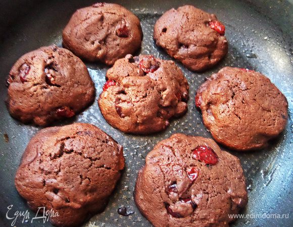 Выпекаем разогретой духовке до 180 градусов 10-13 минут. Печенье расширяется, как видите.