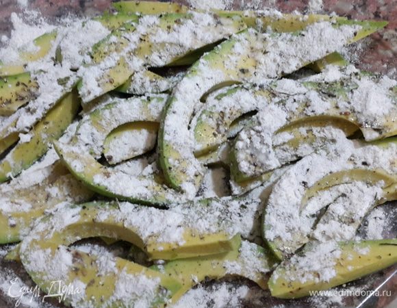 Затем, солим, перчим, посыпаем сухим базиликом и мукой. Отставляем в сторону.