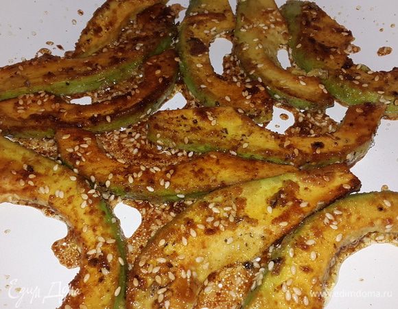 Обжариваем ломтики на небольшом количестве оливкового масла с двух сторон до золотистой корочки. У меня получилось две партии. После первой, я удалила салфеткой семечки и сухари со сковороды, чтобы они не сгорели и добавила ещё немного масла для второй партии.