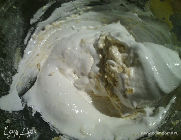 Отделить белки от желтков. Белки взбить с щепоткой соли до пиков. В другой посуде смешать желтки с сахаром, добавить топленое масло, муку, разрыхлитель, все хорошо перемешать миксером. Соединить с белками и перемешать.