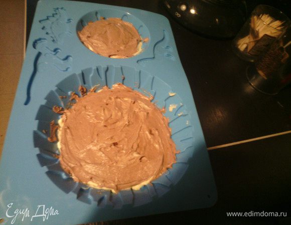 Отделить немного массы и добавить какао, перемешать, выложить в силиконовые формы сначала белую массу, а сверху массу с какао. Если у вас нет такой формы, используйте форму для кексов. На середину дна положите керамический или силиконовый шарик (на сливочное масло, чтобы не двигался) и также добавляйте пошагово массу, аккуратно в центре проткните вилкой или ножом, чтобы сделать сердце кратера.