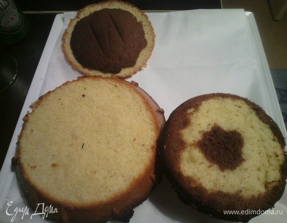 Поставить в заранее разогретую духовку до 180°C на 20 минут. Дать остыть. Вынуть из форм, для соединения срезать шапочки.