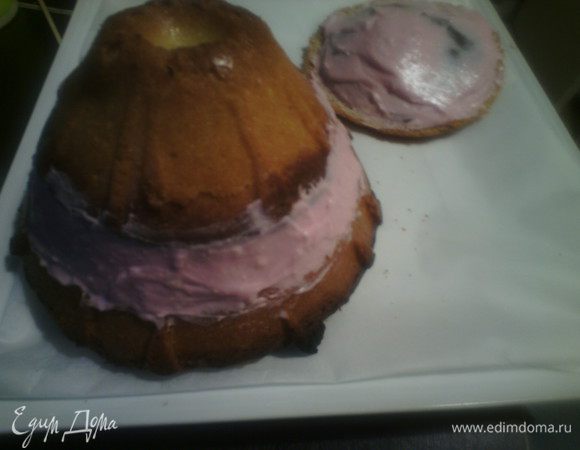 Делаем крем. Сливки взбить с сахаром, добавить загуститель, маскарпоне, вишневый сироп и краситель, все хорошо перемешать.<br />
Выложить на нижнюю часть вулкана, накрыть верхней. Из обрезков я сделала маленький остров. Поставить в холодильник на 2 часа. Я оставила на ночь.