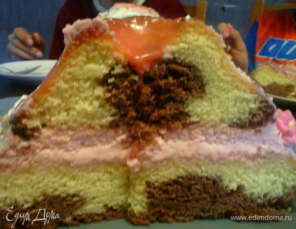 Для динозавров: 100 г шоколада растопить на водяной бане, добавить зеленый краситель, выложить в силиконовые формы и поставить в холодильник на 2 часа.<br />
Для лавы: подогреть 50 мл сливок, добавить 50 г шоколада, оранжевый краситель и влить в углубление вулкана, пока не начнет стекать. Украсить весь вулкан. Приятного вам аппетита.