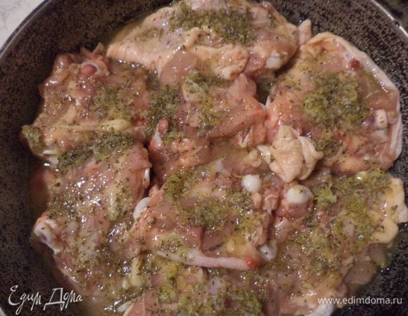 Смазать куриные бёдра медовой глазурью и запекать в духовке при температуре 190 градусов 35-40 минут, накрыв форму крышкой.
Во время запекания поливать курицу образовавшимся соком.