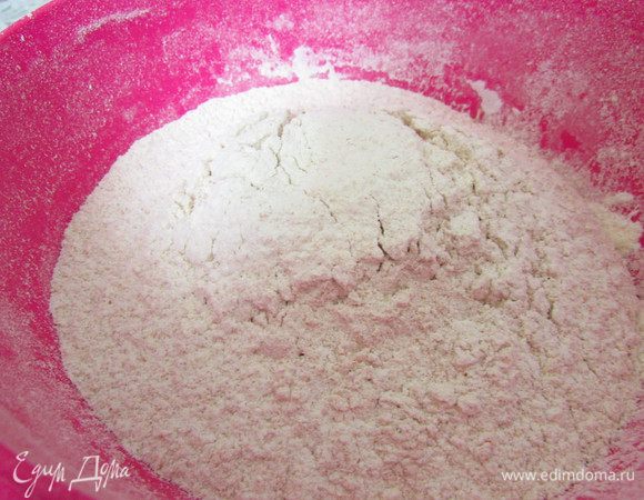 Оба вида муки соединить и просеять в миску, в которой будете месить тесто.