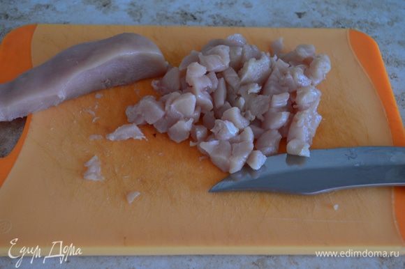 Промытые куриные грудки рубим мелким кубиком (проще и быстрее резать, если предварительно слегка приморозить мясо в морозилке ~15 минут).