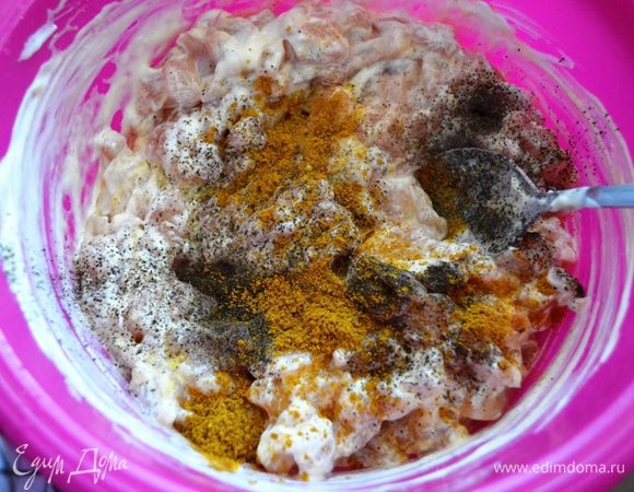 Добавить чеснок, специи, соль и снова перемешать.
