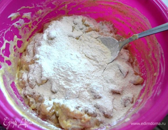 Добавляем муку и окончательно вымешиваем будущие оладушки.