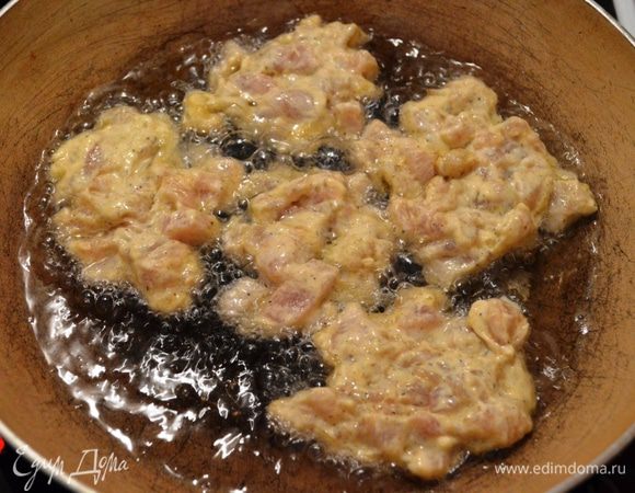 Выкладываем по 1 ст. л. и слегка придавливаем ложкой, чтобы разровнять. Жарим на раскалённой сковородке (прошу прощения за непрезентабельный вид самой сковородки).