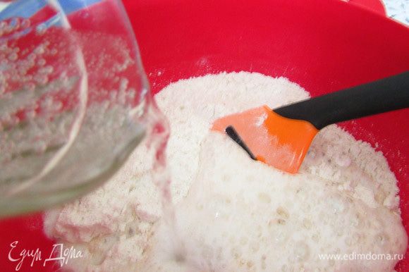Добавить соль. Влить растительное масло и минеральную воду. Быстро замесить мягкое тесто.