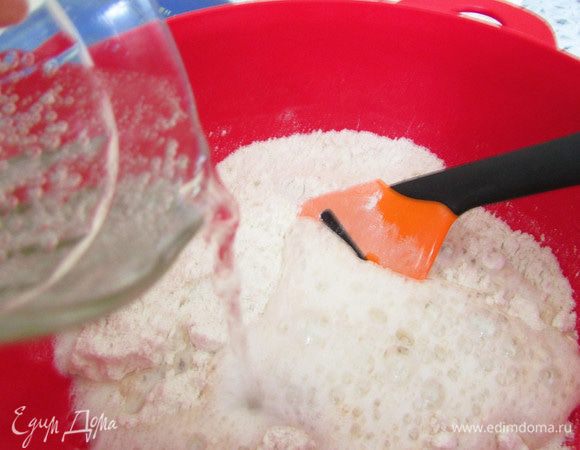 Добавить соль. Влить растительное масло и минеральную воду. Быстро замесить мягкое тесто.