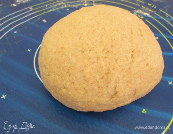 Тесто выложить на рабочую поверхность, если нужно добавить муку - добавьте. Тесто не должно липнуть к рукам. Завернуть в пищевую пленку и отправить в холодильник на 20 минут.