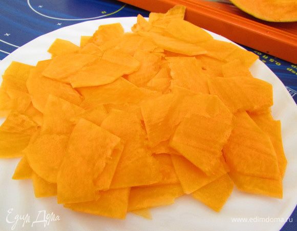 Тыкву очистить от кожуры и семечек. Тонко нарезать пластинками (я это делала с помощью терки).