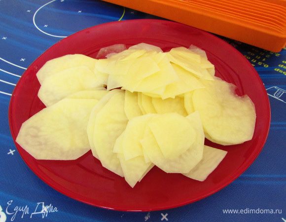 Также тонко нарезать картофель.