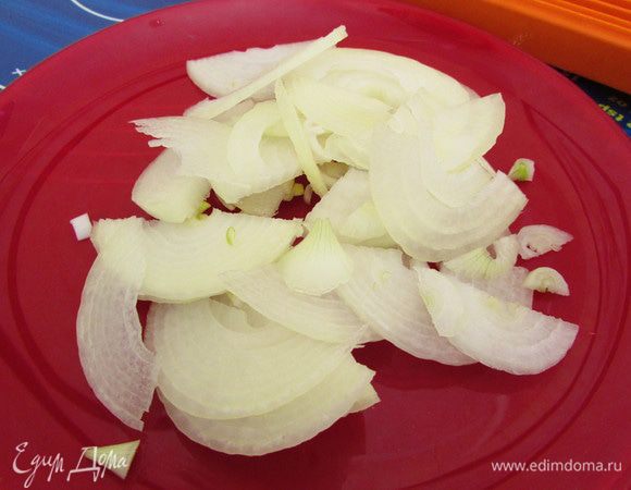 Лук почистить и нарезать полукольцами.