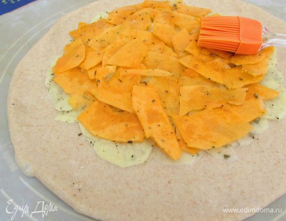 На картофель выложить тонким слоем тыкву, сбрызнуть растительным маслом, соль, перчик, прованские травы.