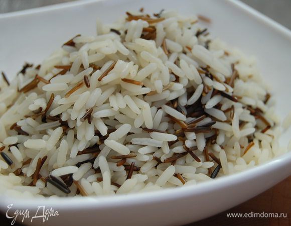 Рис (у меня смесь белого и дикого) тщательно промыть, залить водой (соотношение 1:2), отварить на 10 минут меньше, указанного на упаковке времени.
