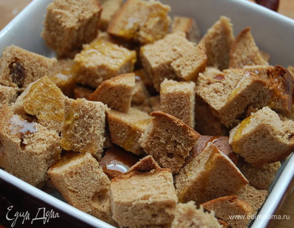 Для сухариков – хлеб нарезать кубиком, сбрызнуть оливковым маслом и подсушить в духовке. 