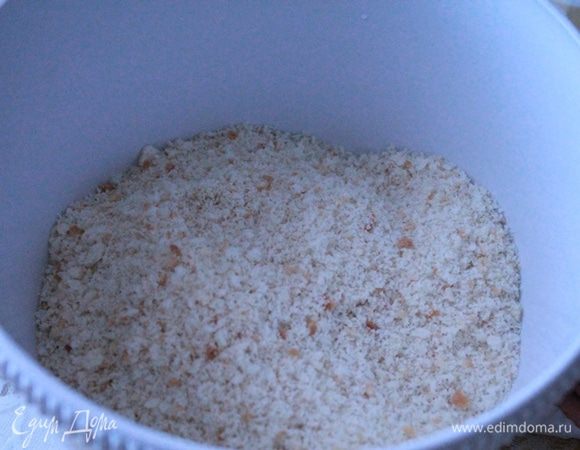 Хлебные крошки смешать с обычным сахаром.