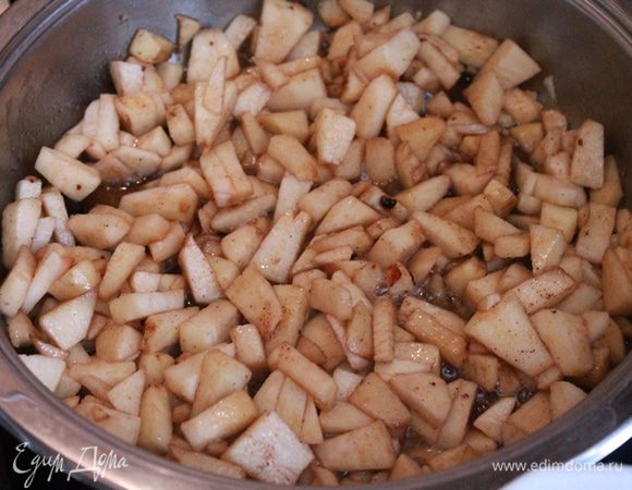 Яблоки очистить, мелко порезать и потушить на сливочном масле с сахаром мусковадо и корицей. Тушить минут 10.