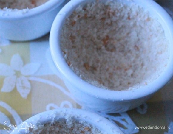 Подготовить четыре формы для запекания. Смазать формочки сливочным маслом и распределить хлебные крошки по стенкам и дну, хорошенько прижимая и утрамбовывая их.