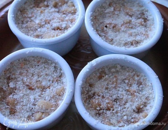 Выложить начинку и сверху присыпать крошками, плотно прижать.