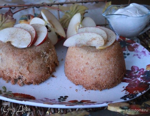 Формы с шарлоткой вынуть из духовки и аккуратно проведите по краям ножом. Переверните шарлотку на тарелку, рядом положите ложечку йогурта.
