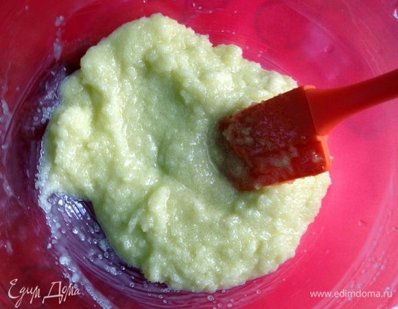 Тщательно размешать сливочное масло, оливковое масло и сахар.