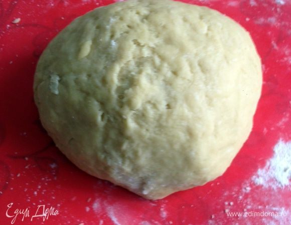 Постоянно помешивая, добавлять яйца одно за другим, просеянную муку, разрыхлитель, ром, ванилин, соль. Тонкой струйкой влить молоко и замесить тесто, которое хорошо отлипляется от рук.