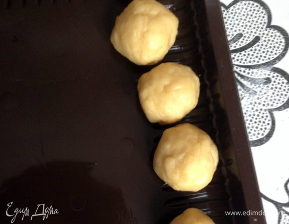 Из приготовленного теста сформировать шарики.