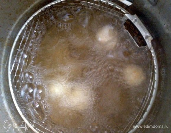 Жарить шарики в растительном масле при температуре 160 градусов, пока не всплывут на поверхность. 