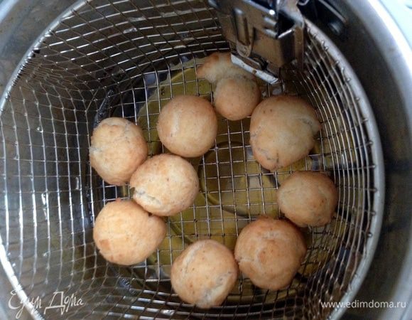 Подавать горячими, предварительно посыпав сахарной пудрой или полив медом.