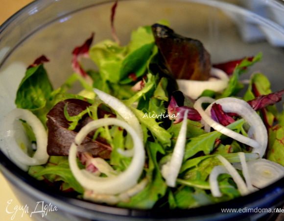 Рукколу смесь помыть, выложить в емкость салатную, добавить порубленный радиккио, авокадо очищенный и порезанный, редис тонко порезанный, лук -шалот с зелеными перьями, порезанный тонко. Перемешать. Добавить яйца.