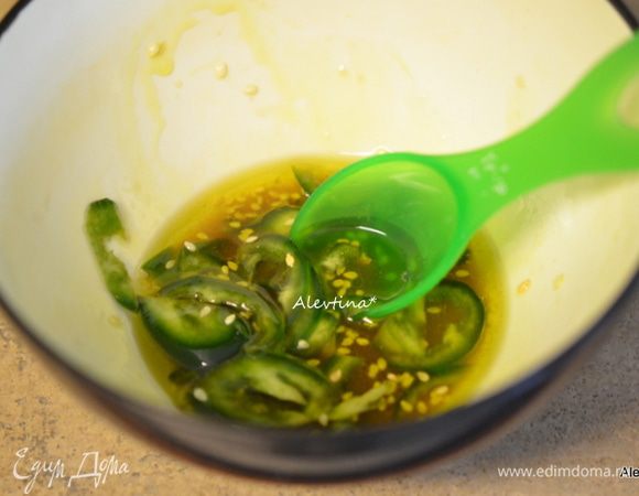 Заправка: сок лайма, порубленный мелко чеснок, оливковое масло, коричневый сахар, кунжутное масло, халапеньо очищенный от семян, половинка, нарезать мелко или заменить на острый перец, смешать с заправкой.