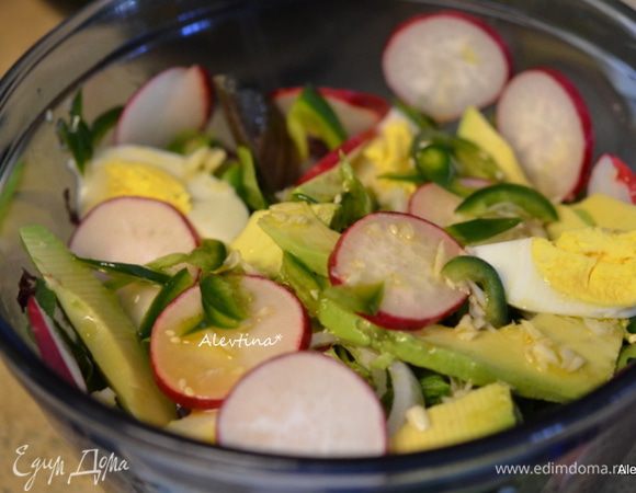 Готовый салат полить заправкой, посыпать кунжутным семенем поджаренным. Подаем к столу. Приятного аппетита.