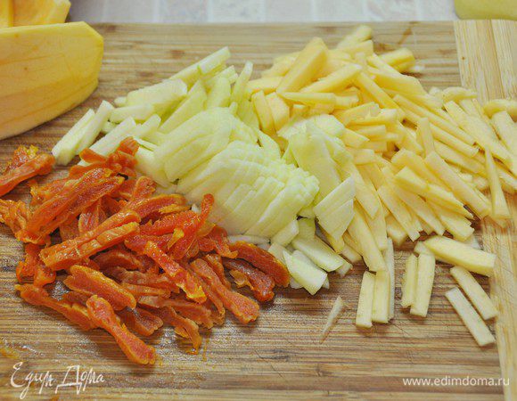 Курагу, тыкву и яблоки нарезать некрупной соломкой.
