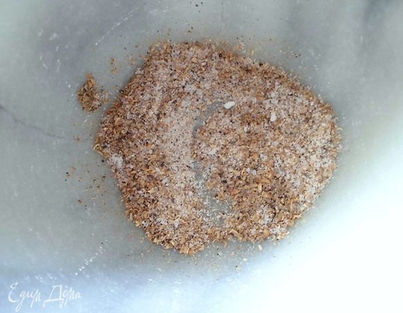 Растереть в ступке кориандр, черный перец горошком и соль. Я готовила и с молотым перцем, и с целым, который потом растирала. Скажу, что со свежемолотым получается вкуснее. 