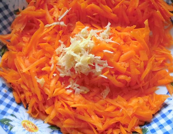 Очистить чеснок и натереть его на мелкой терке или выдавить через чеснокодавку. Добавить в тыкву перемолотую смесь, чеснок и оливковое масло. Тщательно перемешать. Добавить немного воды, чтобы тыква была немного мокренькой. Мне хватает около 3 ст. л. Все! Можно добавить по желанию острый перец, паприку или другие специи и травки. Лично мне нравится именно такой вкус, более натуральный.