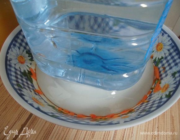 Тыкву накрыть тарелкой, сверху поставить груз. Я всегда ставлю баклажку с водой. Оставить хотя бы на несколько часов, а лучше на ночь. 