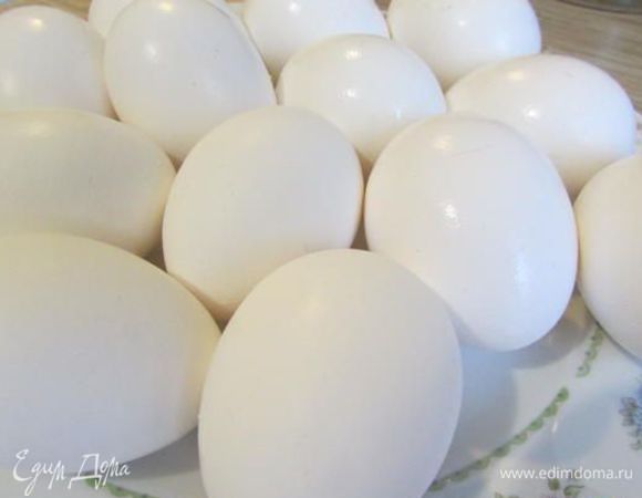 Главное, достать яички из холодильника за час до покраски!!!
Яйца осмотреть, чтобы не было трещин, хорошо вымыть. Указала в рецепте 10 яиц, но вы можете покрасить сколько угодно. 