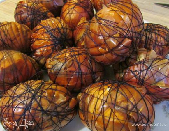 Затем сырые яички облепить мокрой шелухой и обмотать нитками, чтобы держалась, оставляя в некоторых местах малюсенькие зазоренки – белый просвет. Я в этот раз перестаралась, почти их не оставила.