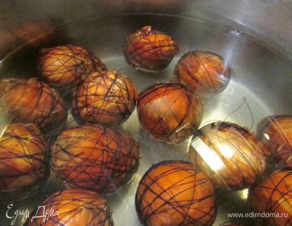 В холодную воду положить подготовленные яички.