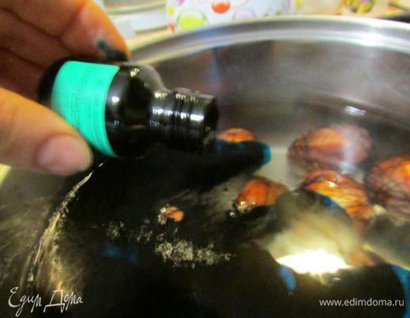 Затем влить 3 пузырёчка (по 10 мл) зелёнки. Поварить чуть дольше, чем вкрутую. 
