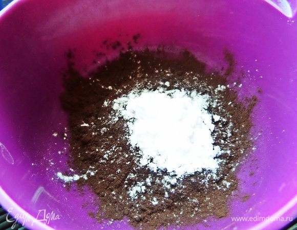 Смешиваем какао с крахмалом. Густоту регулируем на этом этапе, уменьшая или увеличивая количество крахмала. 