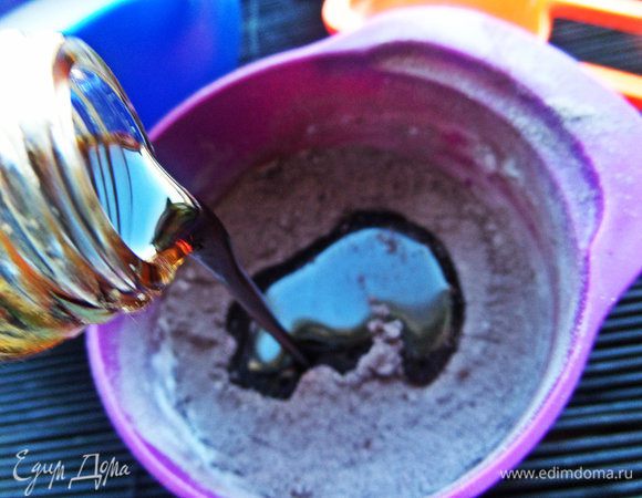 Добавляем сахар или заменяем его, например, кофейным сиропом.